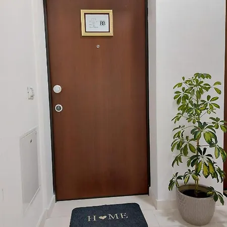 Piazza Angioina 3*