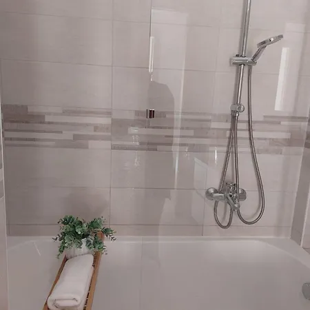 Piazza Angioina B&B 라킬라